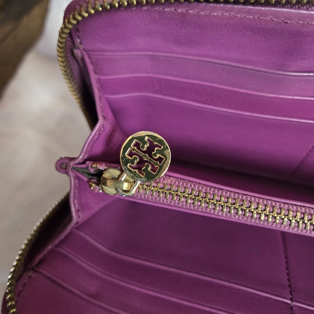 Tory Burch Zip around wallet in Fusia color - Picture 6 of 13